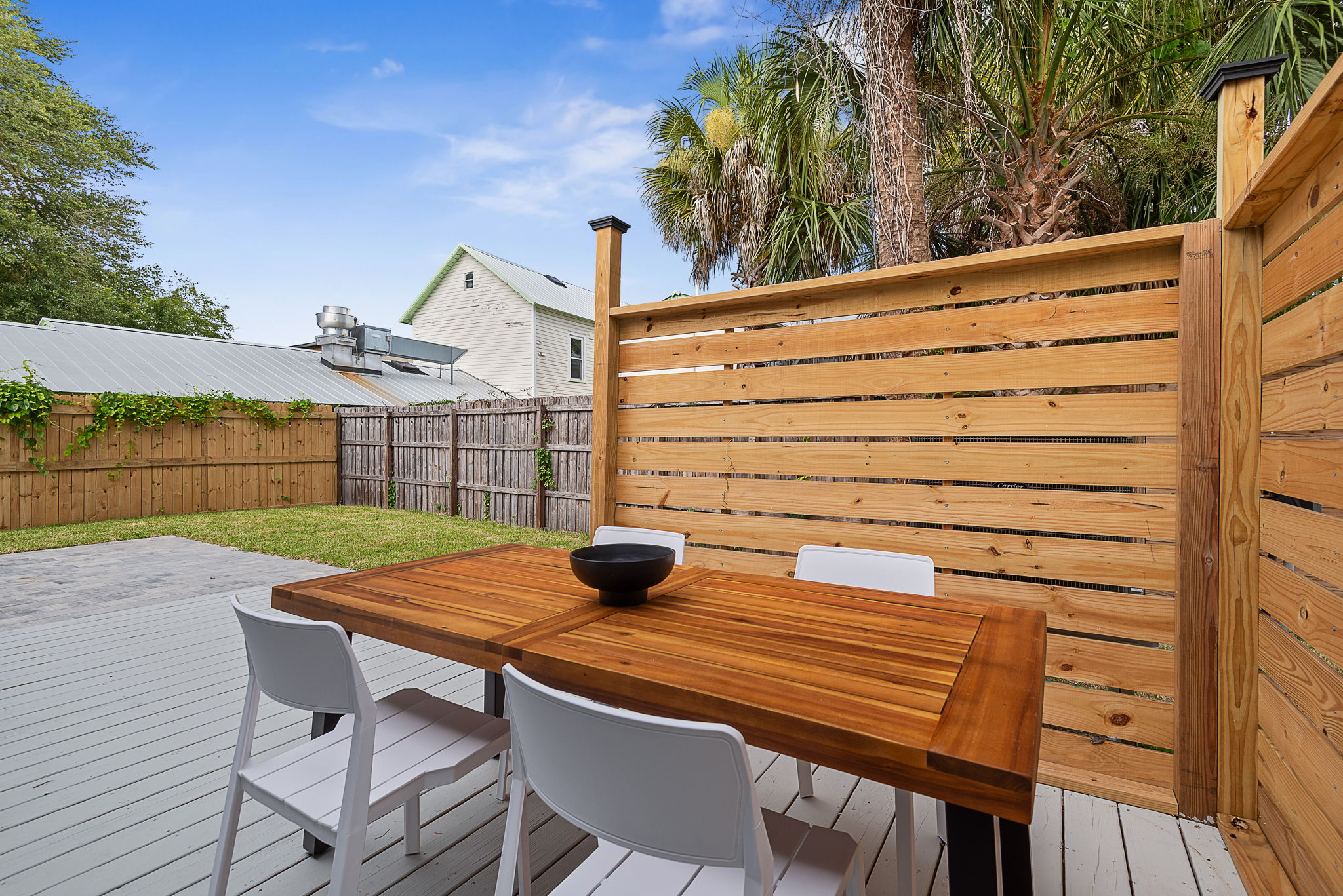 Outdoor dining nook with cedar privacy screen